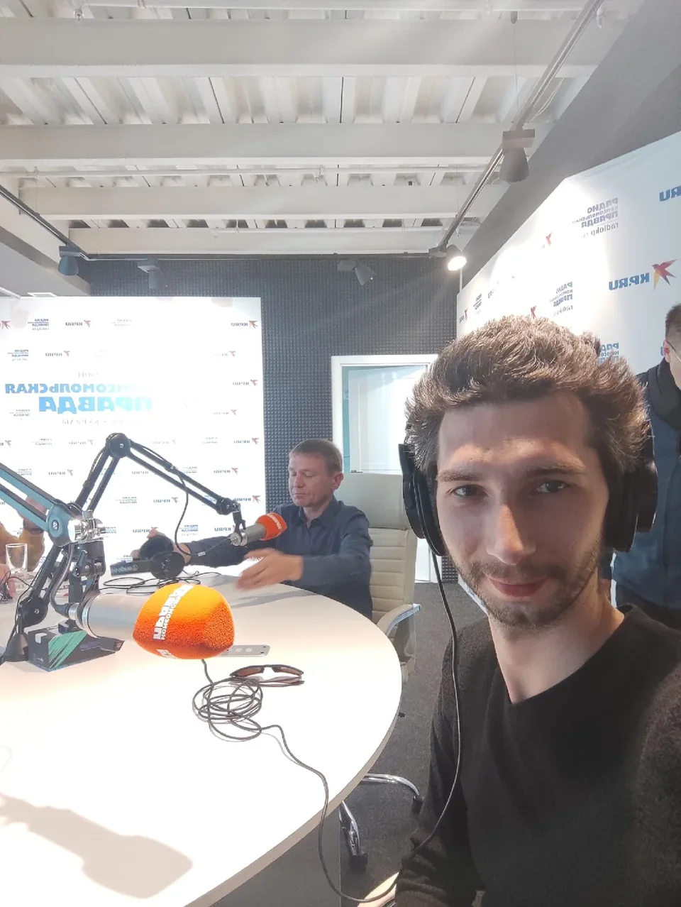 Сахалин. Радиоинтервью во время гастролей труппы Приморского театра кукол, которые я организовывал.